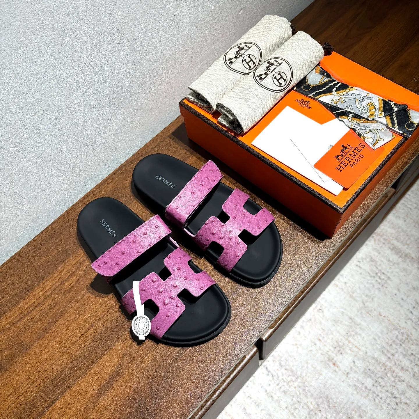 👟👟Ex-factory price 520👟👟 Men's size +10 Brand💗: HERMES Number💗: H8018-210199 Color💗: Ostrich pattern new color system Size 💗: 35 to 40 38-45 Upper material: imported calfskin Outsole material: Tpu anti-slip and wear-resistant outsole 🆕🆕🆕HERMES 2025 latest color matching, original purchased and dismantled, imported custom fabrics. All colors have been adjusted N times, striving to be zero different from the original! The top version for women 💰 Erjie's shoes that have become extremely popular recently - chypre sandals, which are comfortable for all ages and are cute and cute. Paired with various colored socks, it’s so trendy